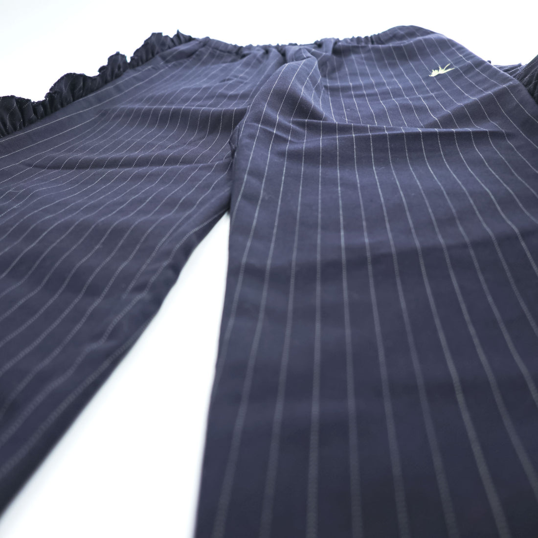 RHODOLIRION (NEPENTHES) フリルサイド ストライプパンツ Frill Side Stripe Pants スラックス イージーパンツ ネイビー ギャバジン NQ974