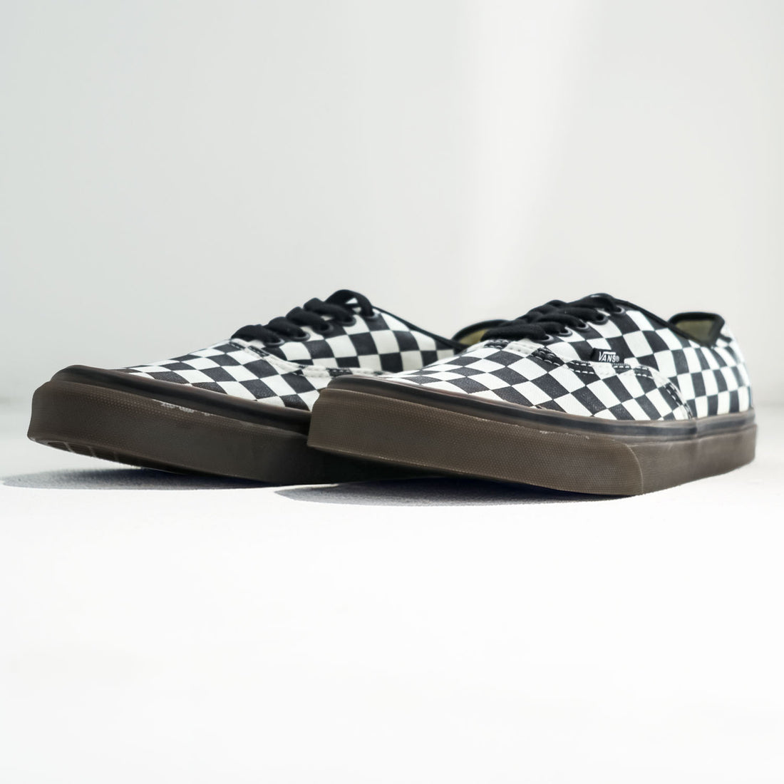 VANS Low-Cut Sneakers US9 White, Black, Brown Canvas Authentic Flag Checker Gum Sole