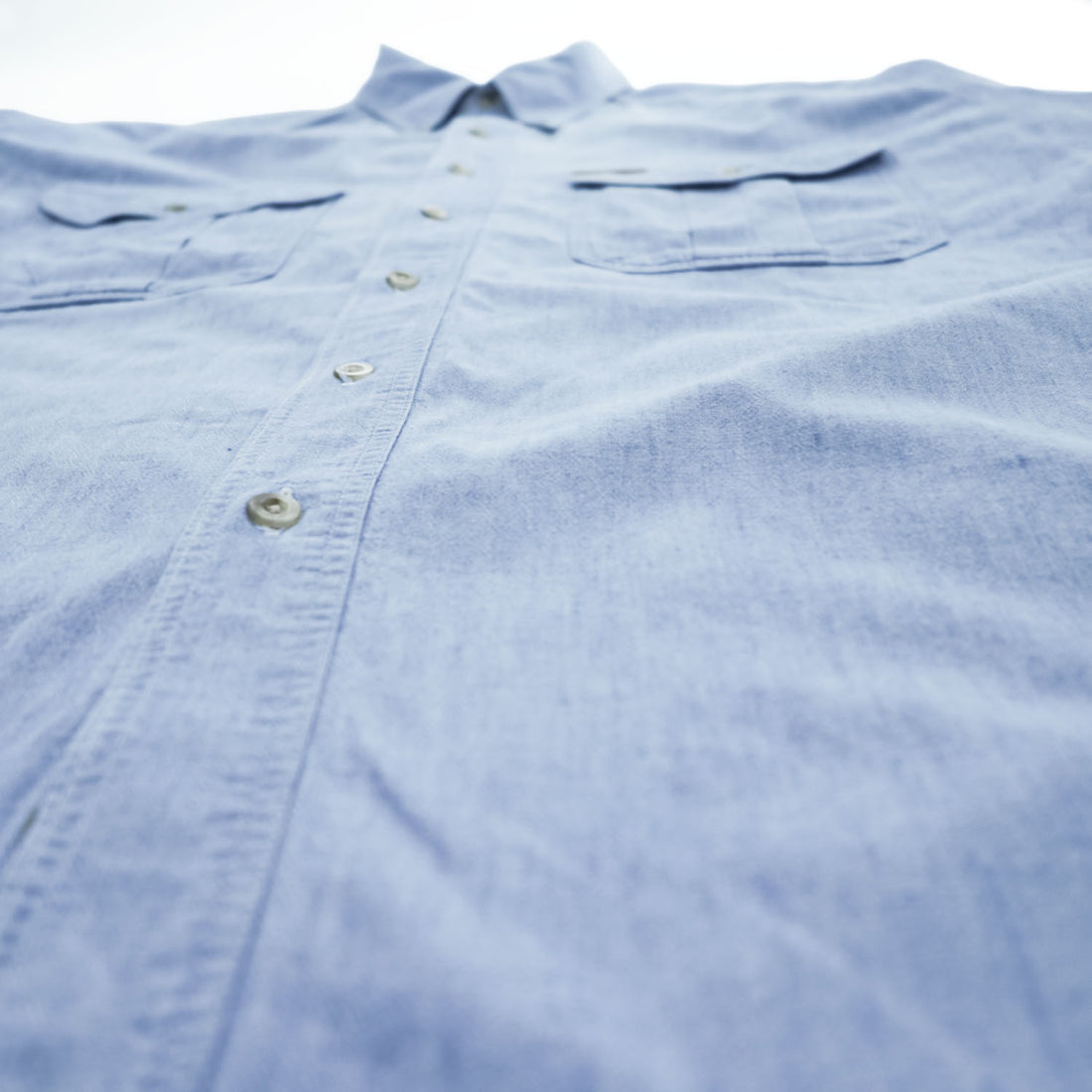 Woolrich 90s USA Made Vintage short sleeve chambray shirt light blue 100% cotton button-down chest flap pockets x2 back box pleat Made in USA XL