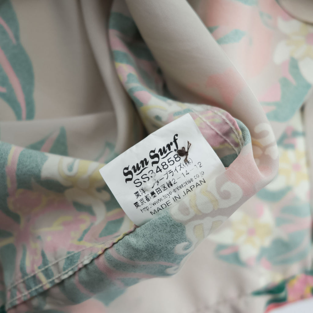 Sun Surf SS34858 Crown Flower Rayon Hawaiian Aloha Shirt Beige Green Made in Japan Size S