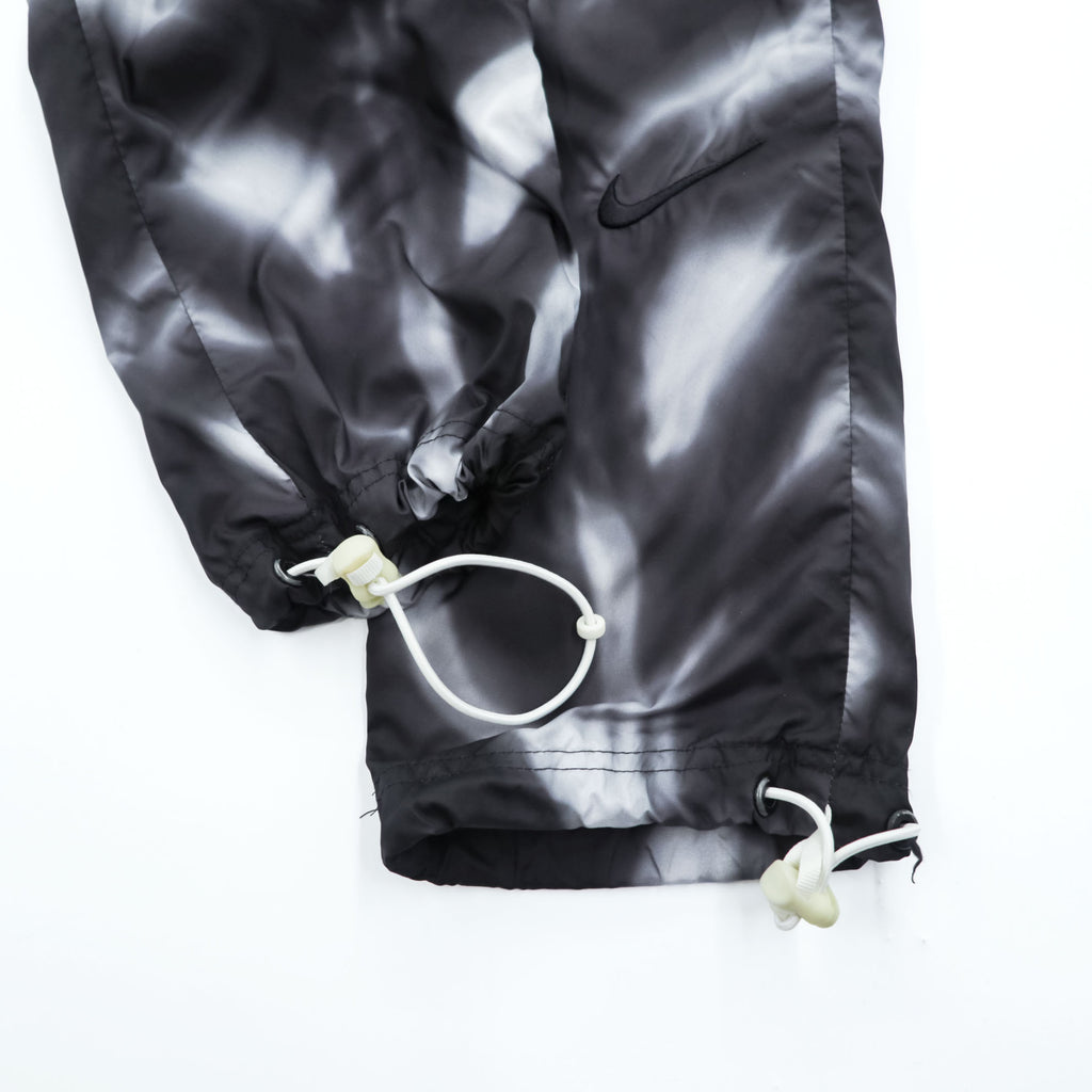 FEAR OF GOD × NIKE トラックパンツ ALLOVER PRINT PANTS ジャージ M ブラック グレー 総柄 ドローコード BV8737-010