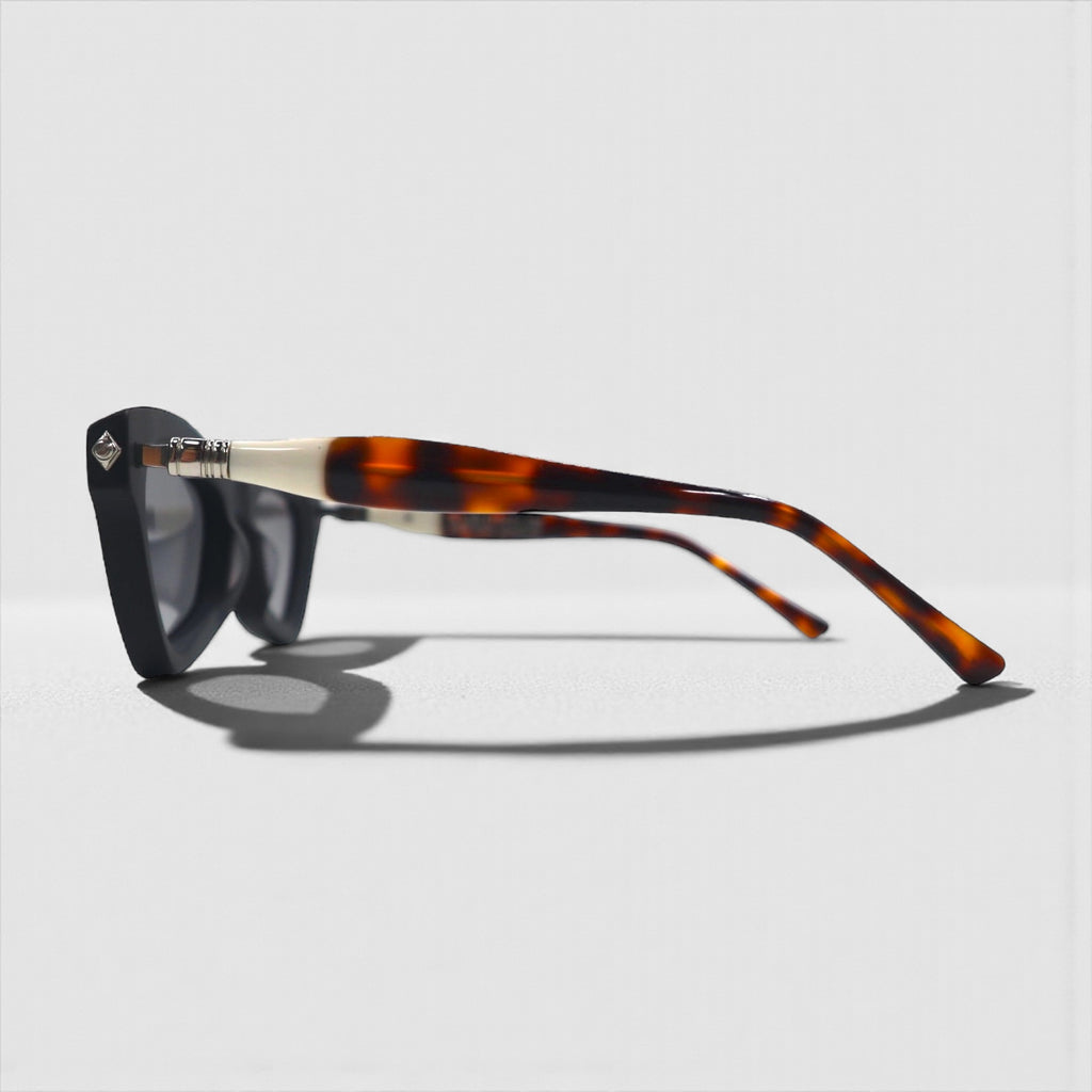 KUBORAUM サングラス Maske J7 キャットアイ ブラック ベッコウ BS 51-20 145 イタリア製
