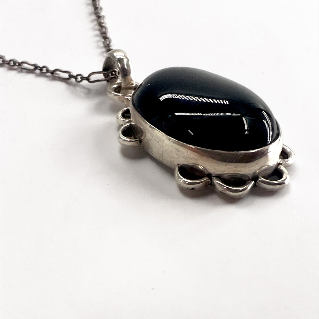 Sterling Silver 925 Black Onyx Cabochon Pendant Necklace Navajo Style Scalloped Flower Vintage