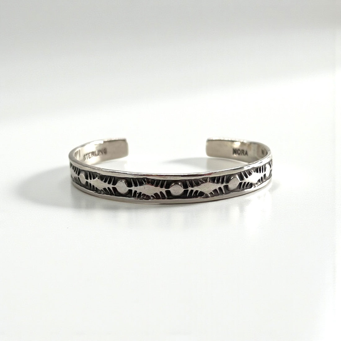 Nora Tahe ナバホ族 シルバーバングル インディアンジュエリー STERLING スタンプワーク