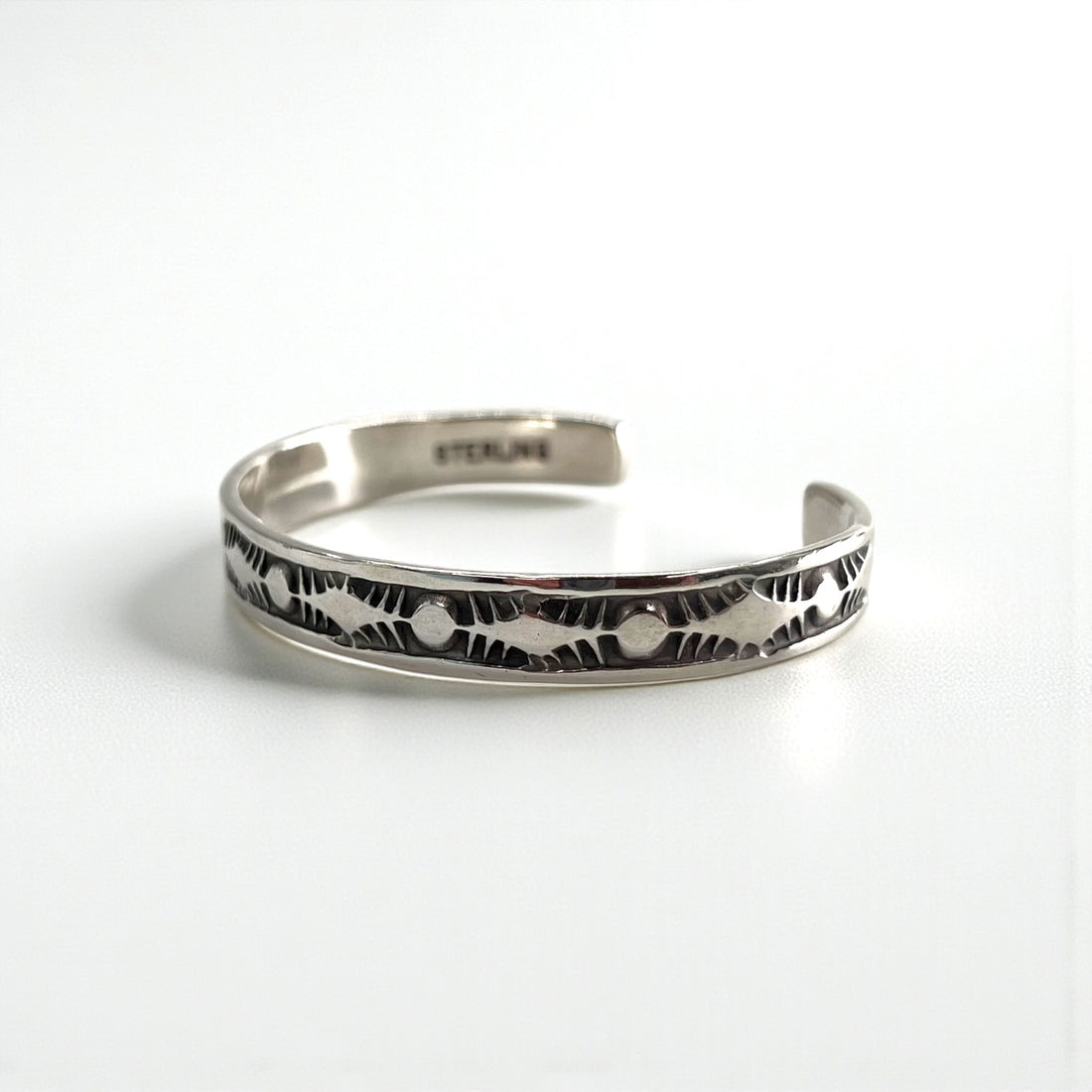 Nora Tahe ナバホ族 シルバーバングル インディアンジュエリー STERLING スタンプワーク