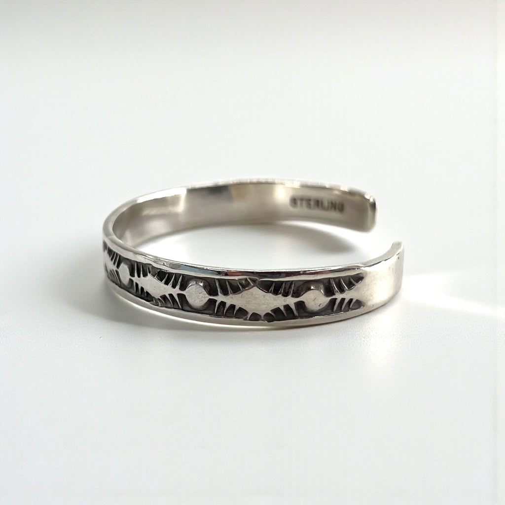 Nora Tahe ナバホ族 シルバーバングル インディアンジュエリー STERLING スタンプワーク