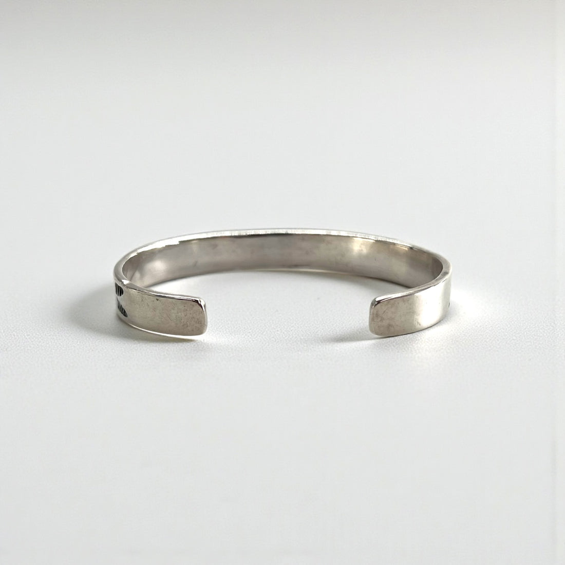 Nora Tahe ナバホ族 シルバーバングル インディアンジュエリー STERLING スタンプワーク