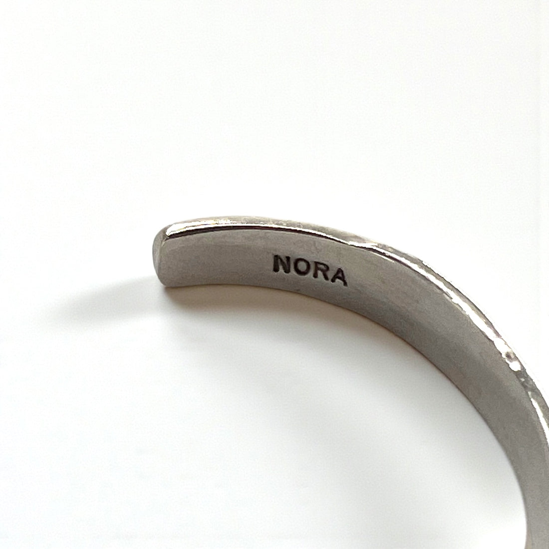 Nora Tahe ナバホ族 シルバーバングル インディアンジュエリー STERLING スタンプワーク