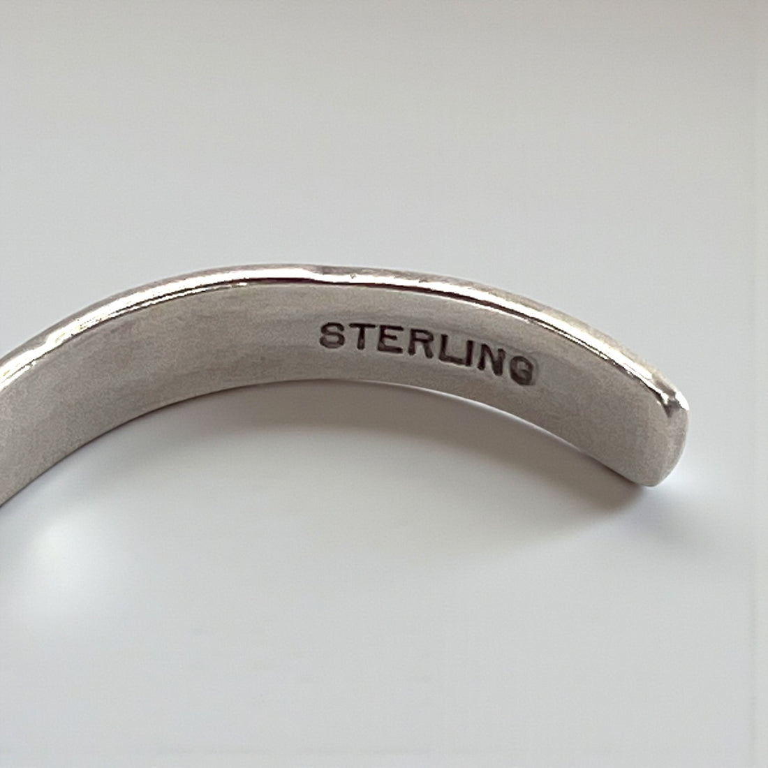 Nora Tahe ナバホ族 シルバーバングル インディアンジュエリー STERLING スタンプワーク