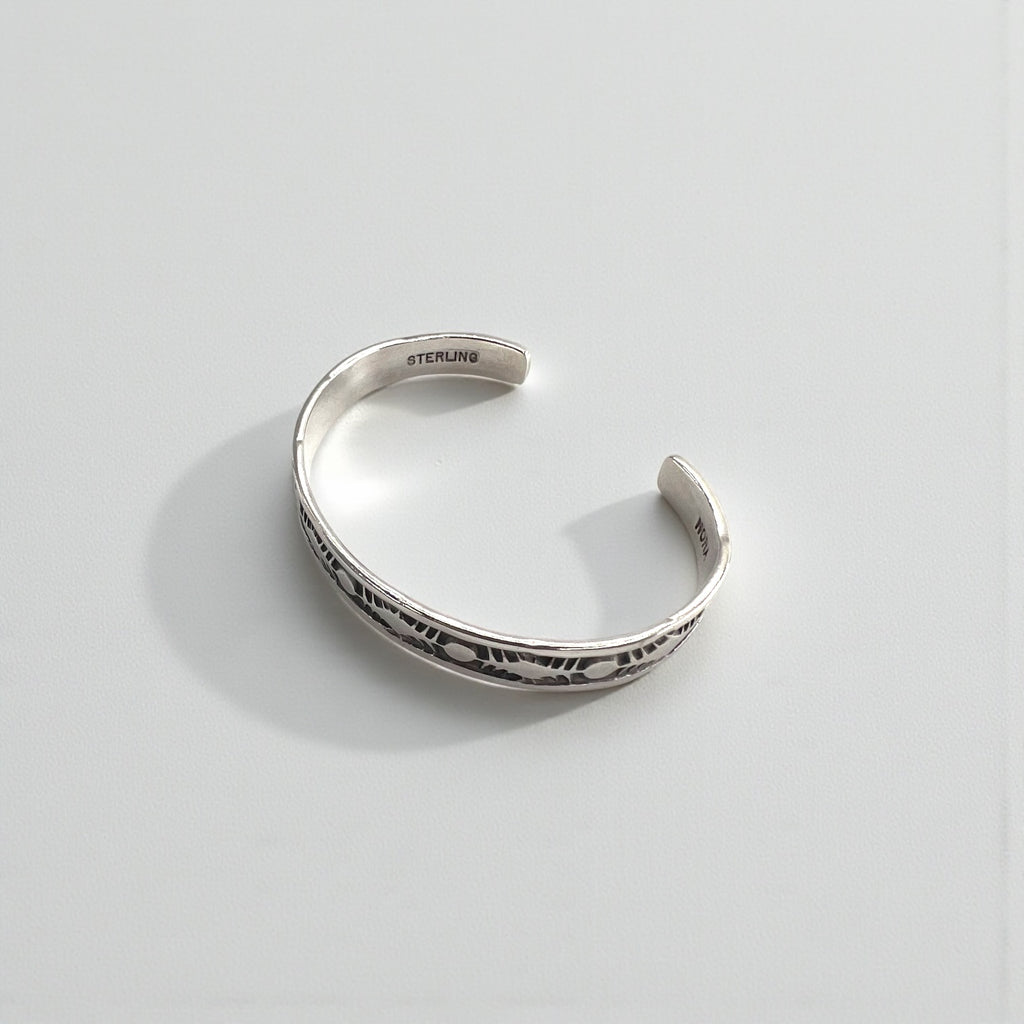 Nora Tahe ナバホ族 シルバーバングル インディアンジュエリー STERLING スタンプワーク
