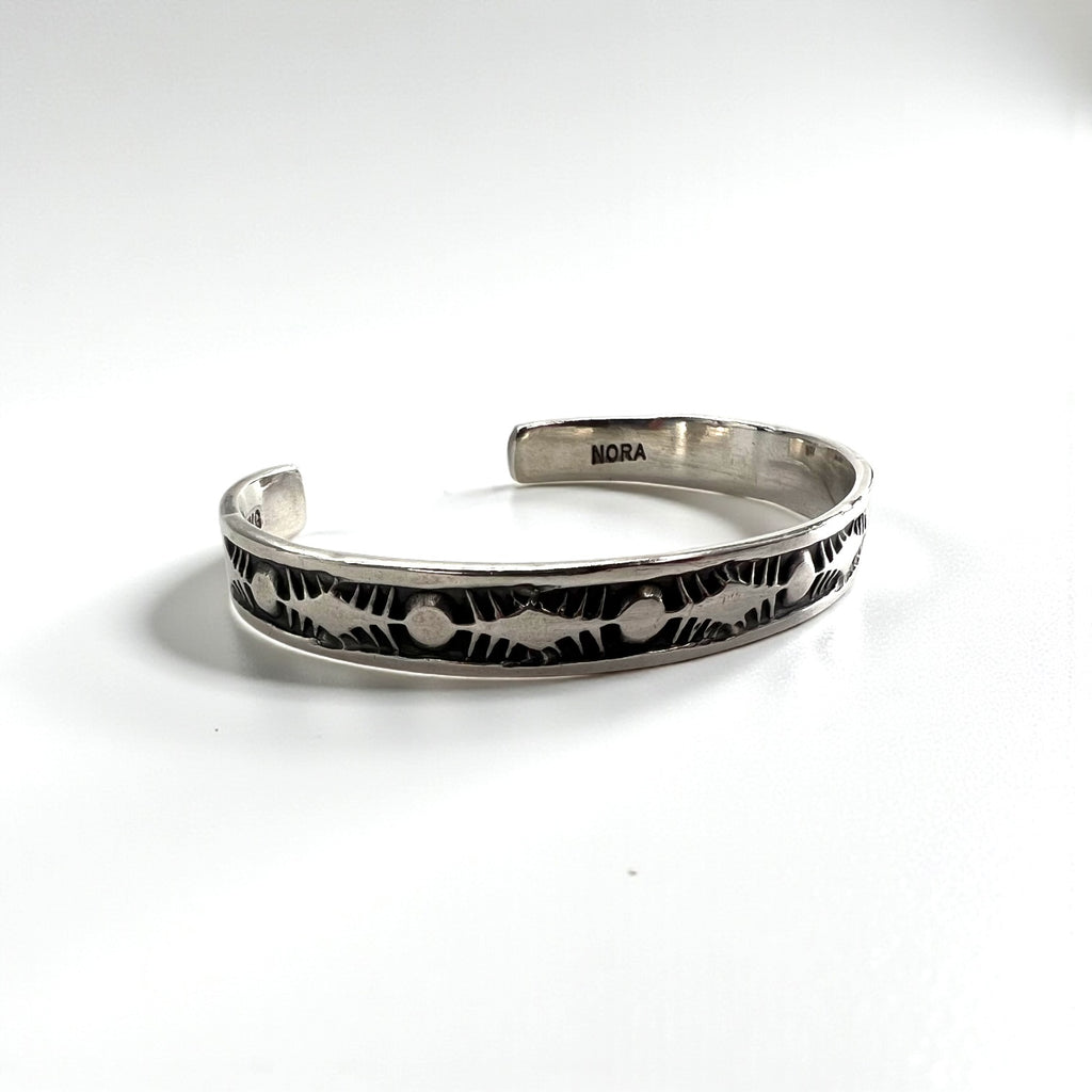 Nora Tahe ナバホ族 シルバーバングル インディアンジュエリー STERLING スタンプワーク