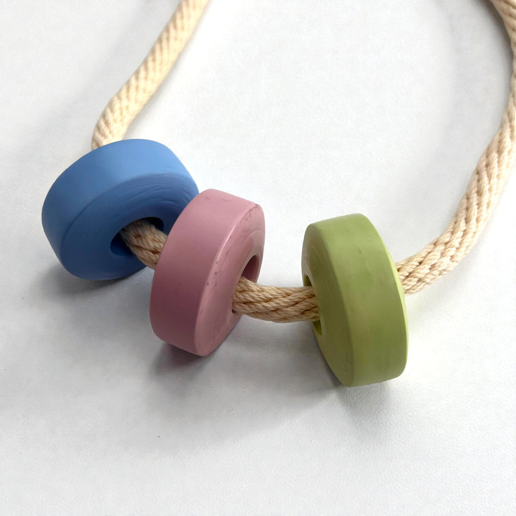 MM6 Maison Margiela ロープネックレス チョーカー 3連 ドーナツビーズ パステル マルチカラー S41UU0003 イタリア製
