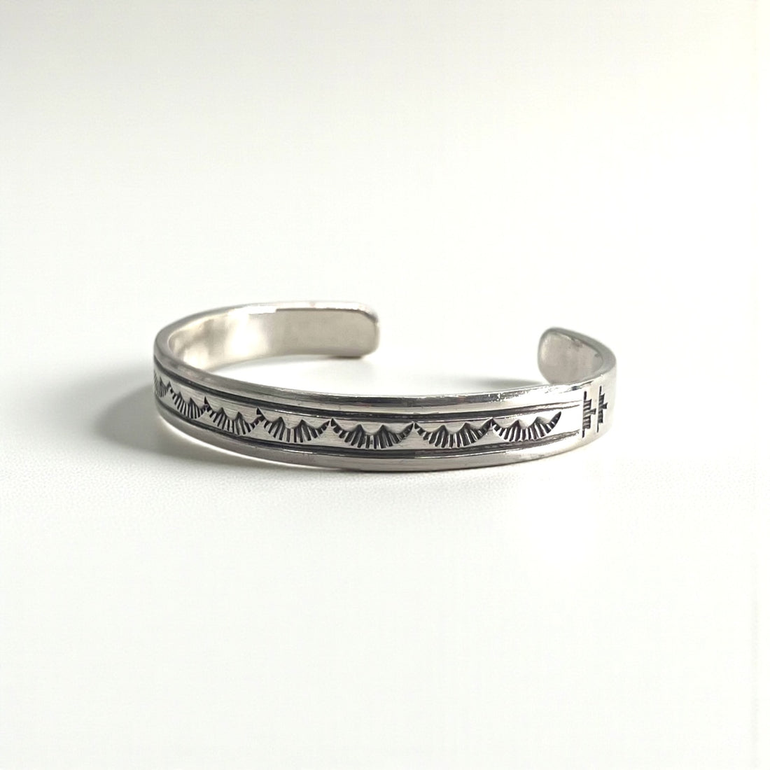 Navajo Indian Jewelry ナバホ族 Rick Enriquez バングル シルバー RE STERLING 刻印 カフ ブレスレット スタンプワーク インディアンジュエリー