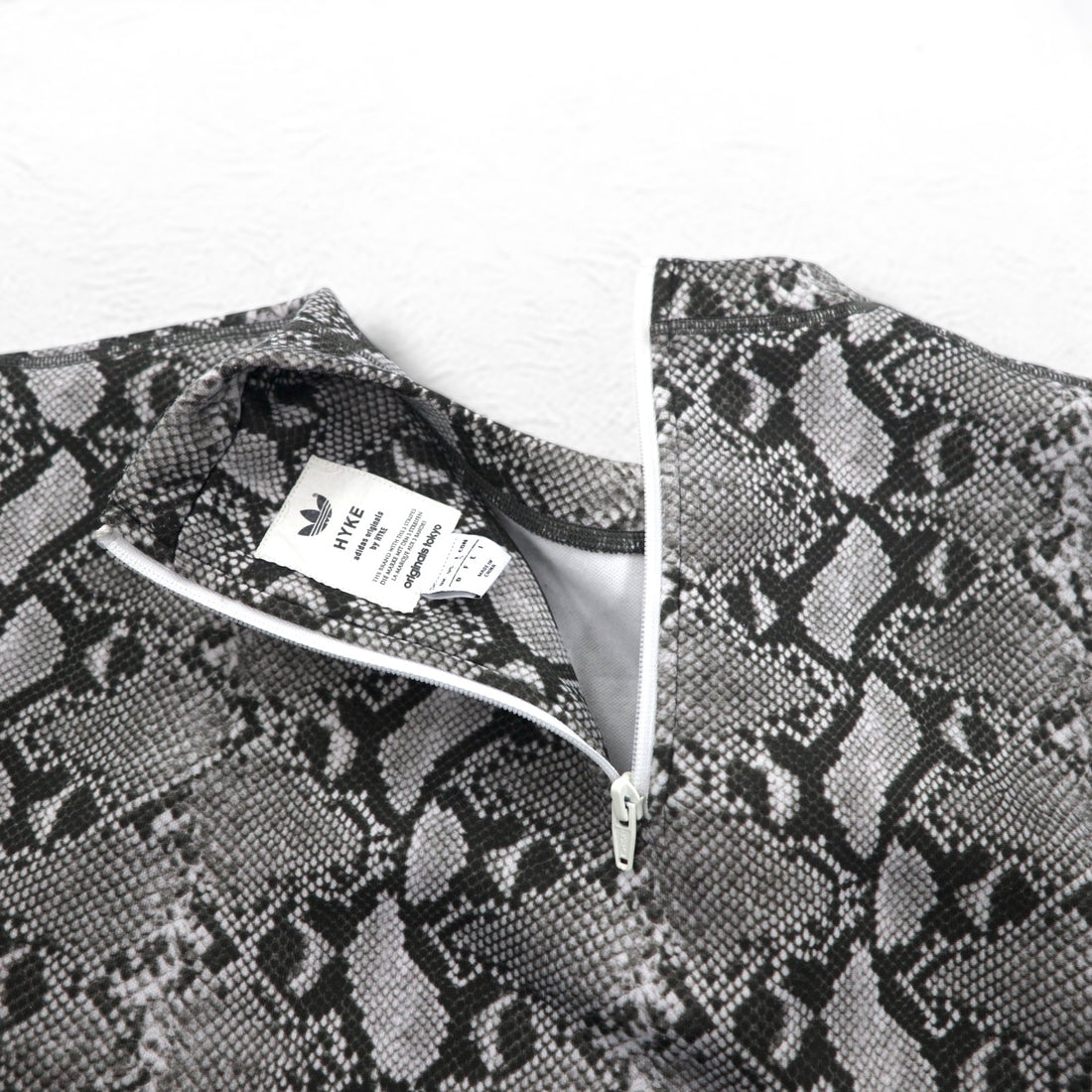 adidas Originals by HYKE スウェット CREW SWEATSHIRT Python S グレー パイソン 総柄 アニマル